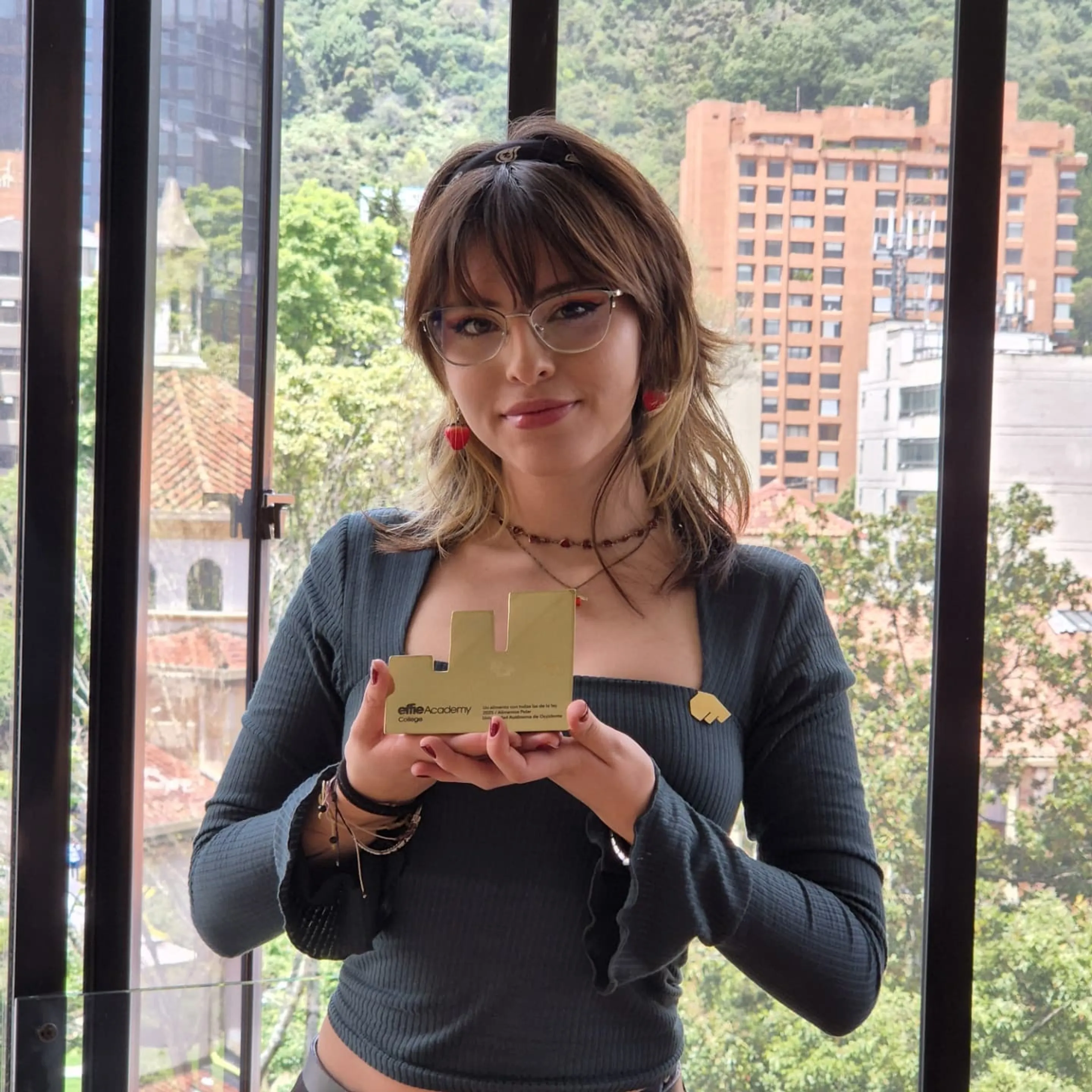 Paula Peña recibiendo el premio a la efectividad (Effie College Oro, Alimentos Polar)
